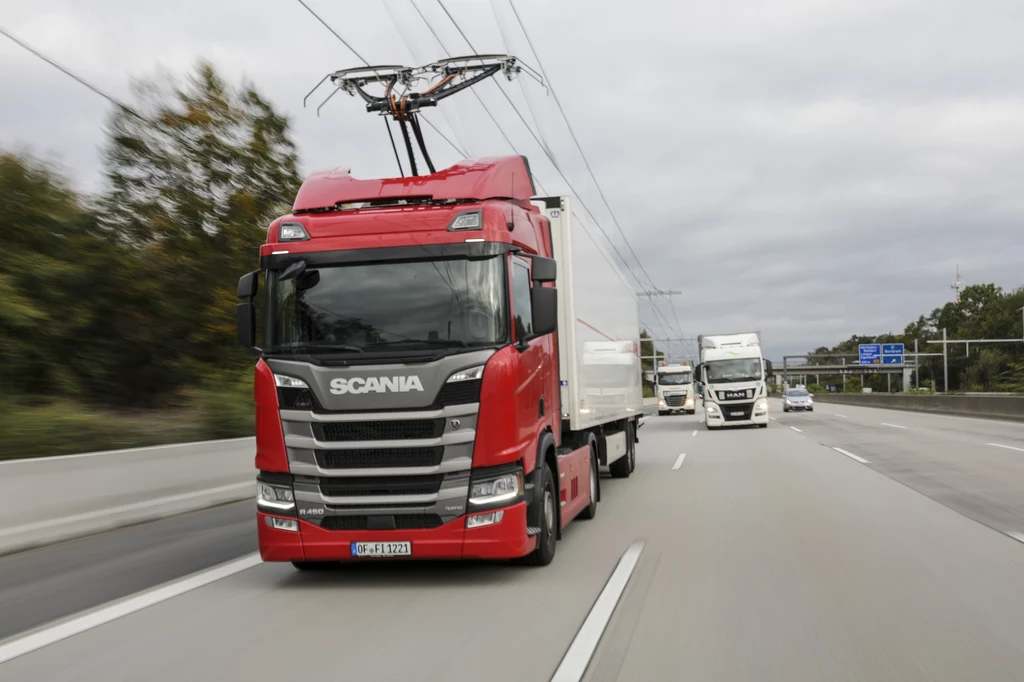 Hybrydowa ciężarówka z pantografem na niemieckiej autostradzie