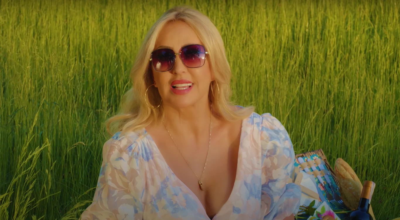 Teresa Werner w teledysku "Warto żyć" Teresa Werner w teledysku "Warto żyć"