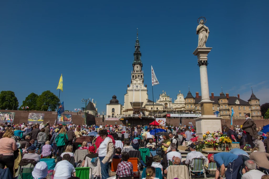 Jasną Górę każdego roku odwiedzają tysiące pielgrzymów