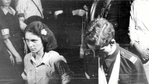 Ślub podczas powstania warszawskiego: Bolesław (Bill) Biega i Alicja (Lilly) Treutler-Biega, fot. Eugeniusz Lokajski