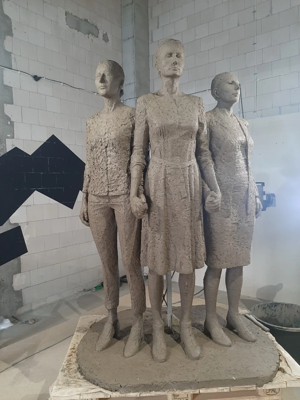 Model pomnika Kobietom Powstania Warszawskiego wykonany z gliny