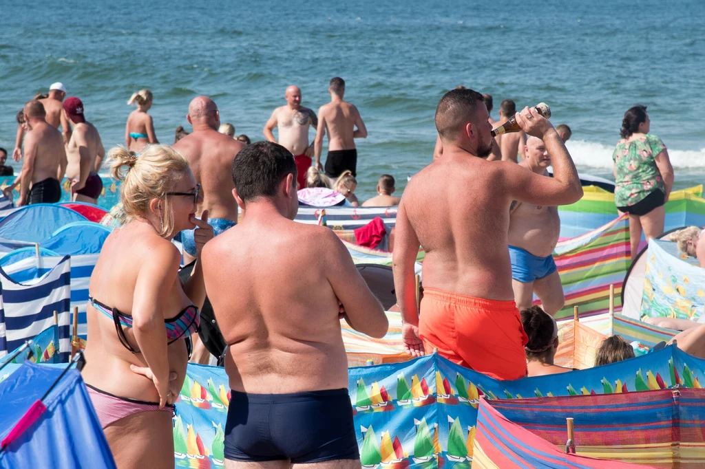 Latem nadbałtyckie plaże zapełniają się "pod korek". W tłumie trudno zapanować nad zachowaniem rozochoconych plażowiczów...