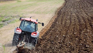 Niemcy. Rolnik z Bawarii wyjechał traktorem na pole w niedzielę, grozi mu 500 euro grzywny