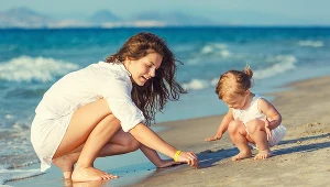 Jakikolwiek kontakt z pracą nie jest pożądany podczas wakacyjnego wypoczynku. Zdj. ilustracyjne