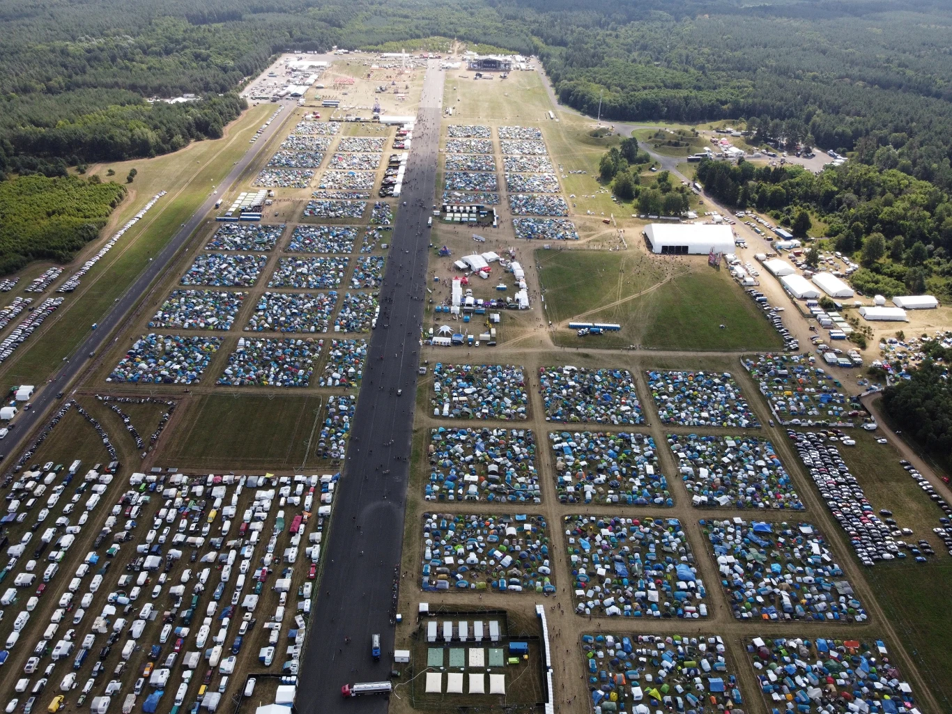 Festiwal w Makowicach - Płotach przyjął formę hybrydową - dostępny jest zarówno dla publiki obecnej na miejscu (organizatorzy przyjmą 20 tys. osób - w tym osoby zaszczepione i niezaszczepione), jak i dla widzów śledzących jego przebieg w internecie.