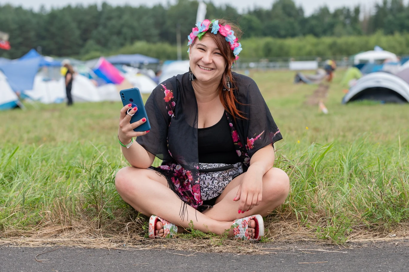 Drugiego dnia Jurek Owsiak poinformował, że liczba uczestników wciąż rośnie, przez co musieli poszerzyć pola namiotowe. "Wczoraj wysłaliśmy list od wojewody, aby formalnie poszerzyć wszystkie te tereny na wasze namioty. Skończyły się te, które mieliśmy wcześniej wynajęte" - wyjaśnił.