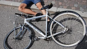 Agresor pobił rowerzystę i zostawił go przy drodze. Zdj. ilustracyjne