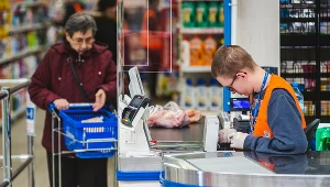 Sieci handlowe walczą o pracowników podwyższając pensje