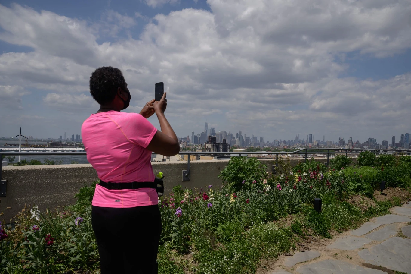 USA, Nowy Jork. Farma Brooklyn Grange, leżąca na dachu jednego z budynków w nowojorskiej dzielnicy Brooklyn co roku produkuje 45 ton warzyw. USA, Nowy Jork. Farma Brooklyn Grange, leżąca na dachu jednego z budynków w nowojorskiej dzielnicy Brooklyn co roku produkuje 45 ton warzyw.
