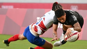 Rugbystki Nowej Zelandii (czarne stroje) wygrały w Tokio