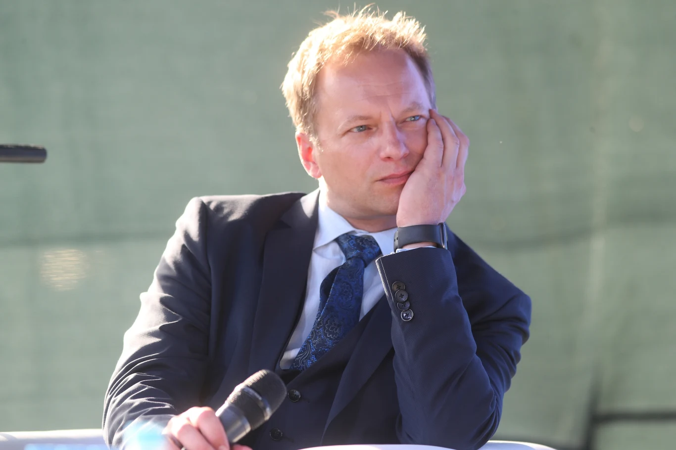Maciej Stuhr nie kryje się ze swoimi politycznymi poglądami. W rozmowie z Magazynem TVN 24 wyjaśnił, że płaci cenę za swoje zaangażowanie w kwestie polityczne. "Na pewno dostaję mniej propozycji, za którymi stoją państwowe pieniądze. Ludzie boją się skalać zatrudnieniem tego wichrzyciela i lewaka" - powiedział.