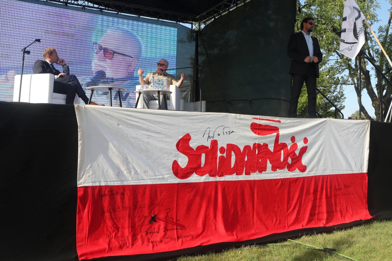 Maciej Stuhr zapytał Lecha Wałęsę m.in. o jego słynne zdanie "nie chcem, ale muszem". " Czy pan zdaje sobie sprawę, że tam jest 'ę' na końcu?" - zagadnął aktor.  "Jestem tylko po zawodówce, więc mogę popełniać błędy ortograficzne, natomiast mam pomysły" - odpowiedział Wałęsa.