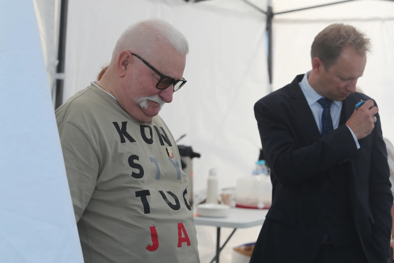 Wybór Macieja Stuhra na prowadzącego spotkanie z Lechem Wałęsą nie powinno nikogo dziwić. W biograficznym filmie Andrzeja Wajdy "Wałęsa. Człowiek z nadziei" Stuhr zagrał księdza, który odegrał ważną rolę z życiu Lecha Wałęsy.  "Jest to dla mnie podwójny zaszczyt. Debiutuję w świętobliwej roli, jak i po raz pierwszy gram w filmie Andrzeja Wajdy" - mówił przed premierą filmu aktor.
 