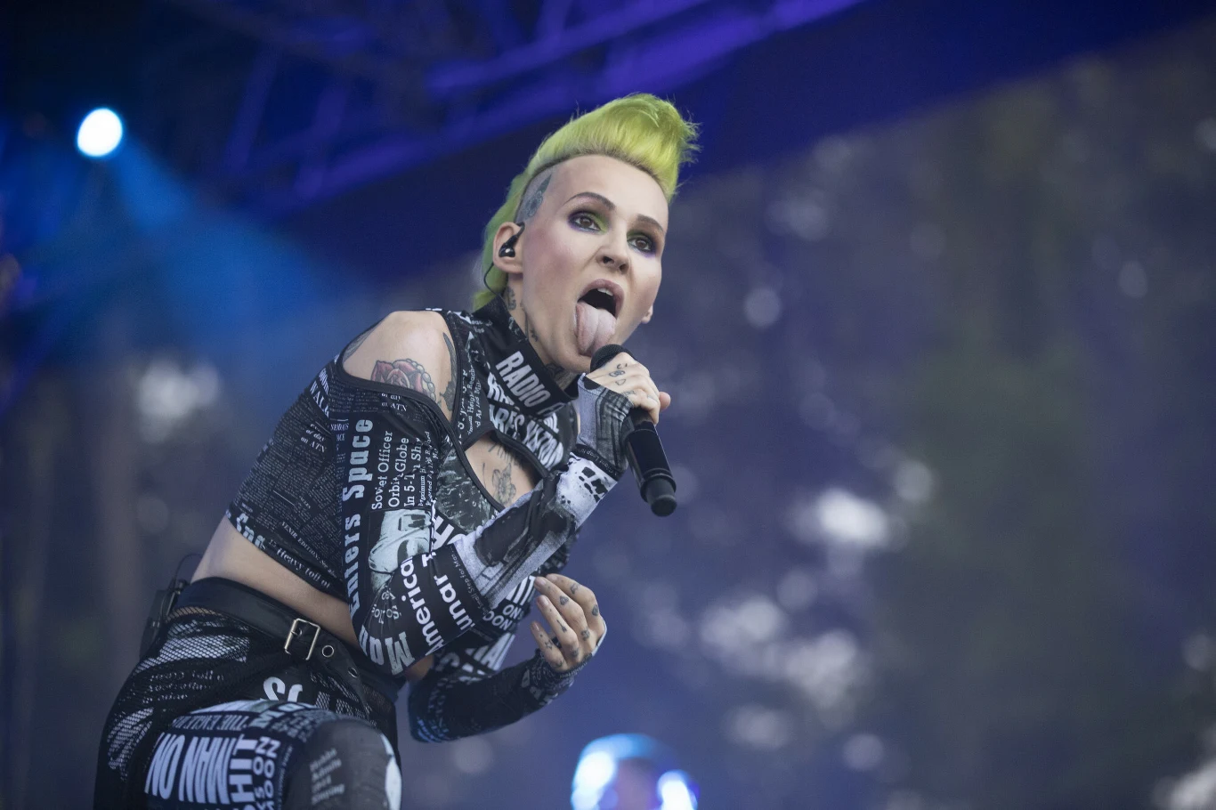 "Na samą myśl o mojej trasie 25-lecia czuję ogromną euforię i entuzjazm. To moje życie, największa miłość i najcudowniejsza relacja: ja i Publiczność. Bo koncert to zawsze duet: artysta i ludzie, którzy go cenią i uwielbiają słuchać. Chcę do Was przyjść taka, jaka jestem: bezczelnie szczera, cholernie Wam oddana i mająca od lat ogromny problem ze słowem 'kompromis'. Przez te 25 lat razem dojrzewaliśmy. Dowiadywaliście się co u mnie po tekstach piosenek i kolejnych zmianach kolorów włosów. Bo ja właśnie taka jestem: zmienna i konsekwentna w swoim szaleństwie" - podkreśla Agnieszka Chylińska. "Na samą myśl o mojej trasie 25-lecia czuję ogromną euforię i entuzjazm. To moje życie, największa miłość i najcudowniejsza relacja: ja i Publiczność. Bo koncert to zawsze duet: artysta i ludzie, którzy go cenią i uwielbiają słuchać. Chcę do Was przyjść taka, jaka jestem: bezczelnie szczera, cholernie Wam oddana i mająca od lat ogromny problem ze słowem 'kompromis'. Przez te 25 lat razem dojrzewaliśmy. Dowiadywaliście się co u mnie po tekstach piosenek i kolejnych zmianach kolorów włosów. Bo ja właśnie taka jestem: zmienna i konsekwentna w swoim szaleństwie" - podkreśla Agnieszka Chylińska.