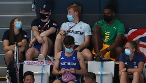 Tom Daley relaksuje się szydełkując