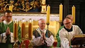 Arcybiskup Marek Jędraszewski (C) przewodniczy mszy świętej w bazylice Mariackiej w Krakowie