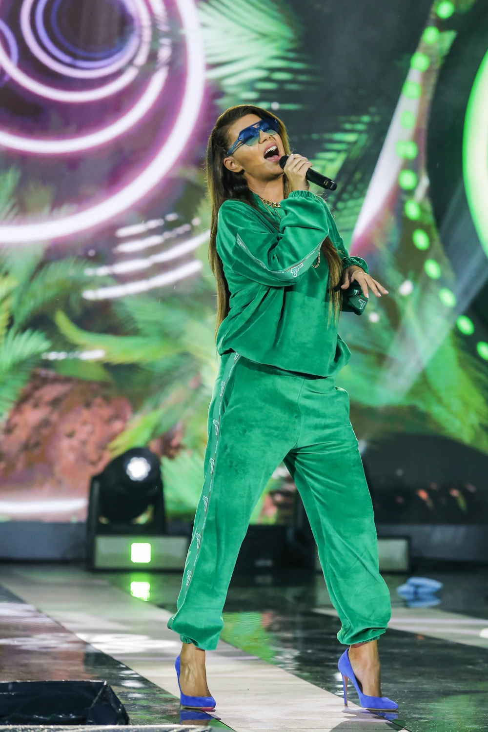 Edyta Górniak sięgnęła również po zagraniczne przeboje: "I Follow Rivers" szwedzkiej wokalistki Lykke Li oraz "Sweet Dreams" duetu Eurythmics.