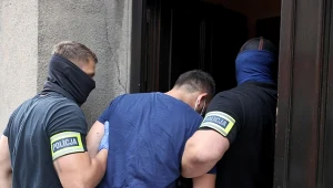 Doprowadzenie kierowcy autobusu do prokuratury 