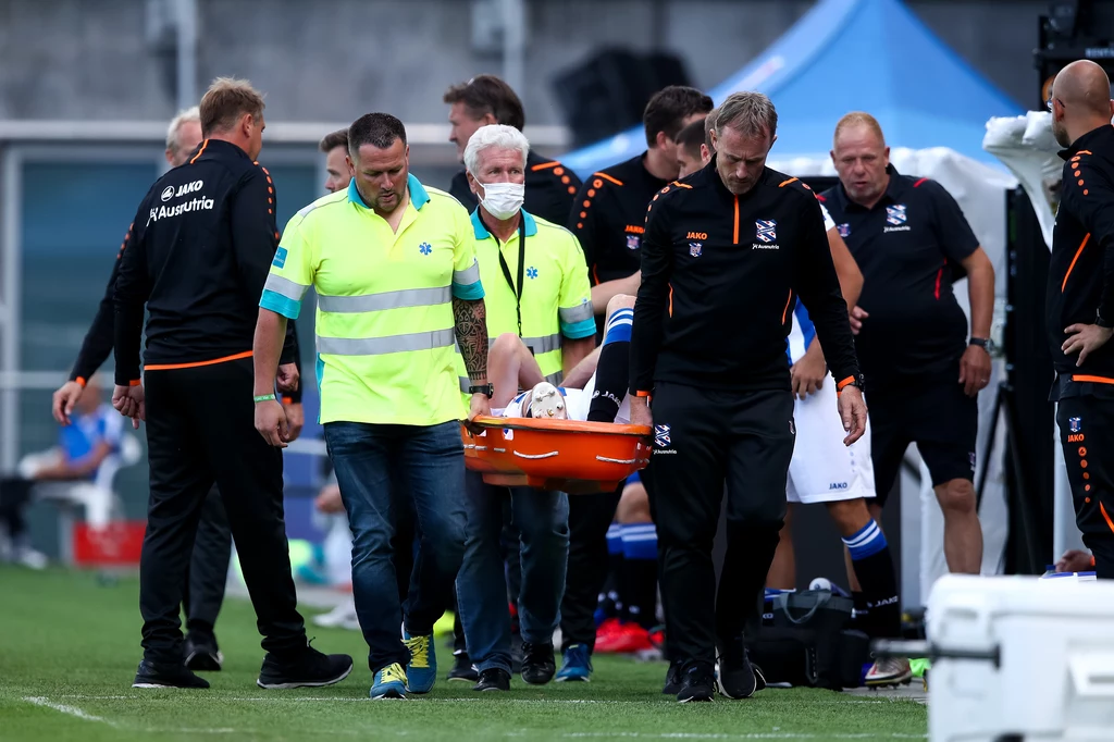 Paweł Bochniewicz z kontuzją opuszcza boisko podczas sparingu SC Heerenveen. Reprezentant Polski zerwał więzadło krzyżowe i może pauzować nawet 9 miesięcy Paweł Bochniewicz z kontuzją opuszcza boisko podczas sparingu SC Heerenveen. Reprezentant Polski zerwał więzadło krzyżowe i może pauzować nawet 9 miesięcy