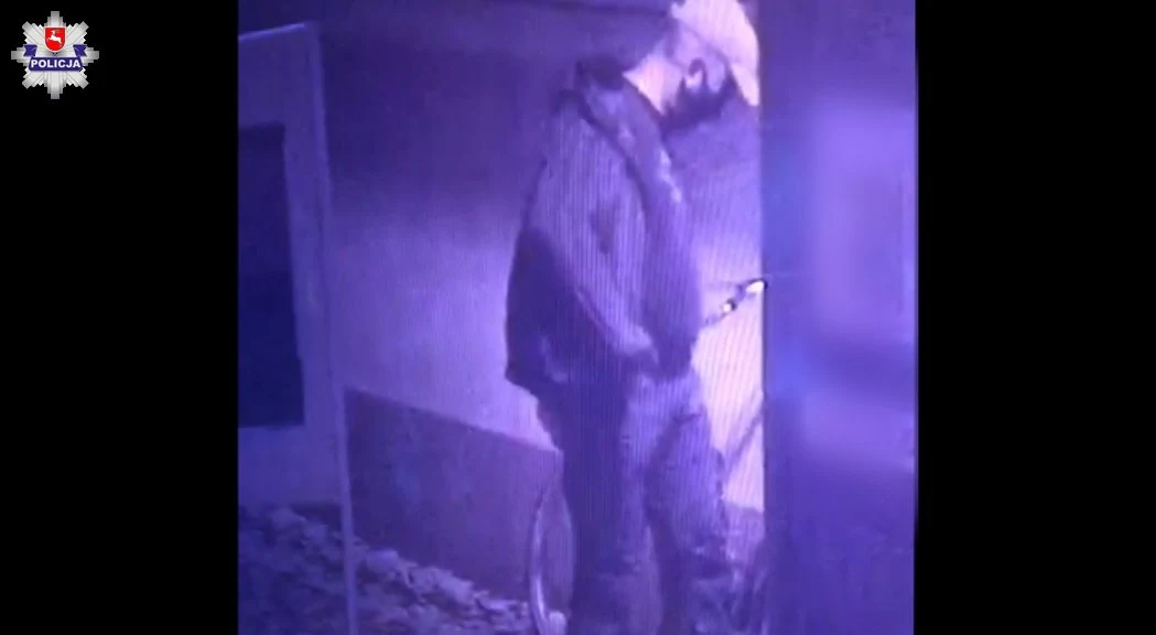 Opublikowano wizerunek mężczyzny, który podpalił punkt szczepień w Zamościu Opublikowano wizerunek mężczyzny, który podpalił punkt szczepień w Zamościu