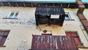 Kobieta spadła na balkon piętro niżej