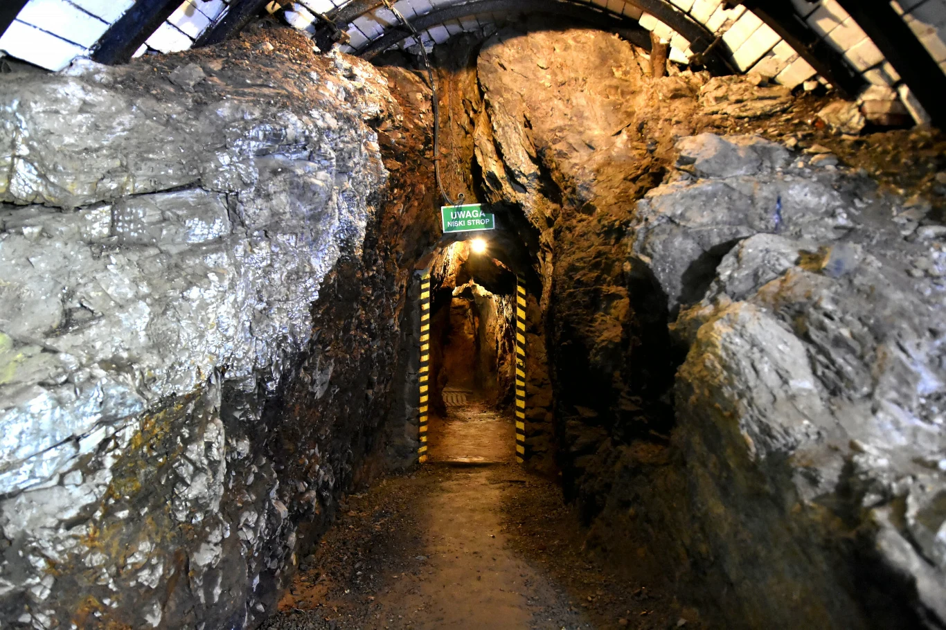 Ponadto, według podań kopalnia rzekomo miałaby być połączona korytarzami z kościołem św. Mikołaja. Niestety żadnych korytarzy prowadzących w tamtą stronę nie odkryto.