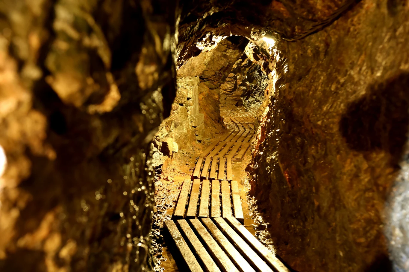 Ostatnie dekady to okres intensywnego odkopywania dawnych chodników górniczych. W 1997 roku odkryto kilkudziesięciometrowy pionowy szyb, a w 2000 roku boczne odgałęzienia od sztolni.