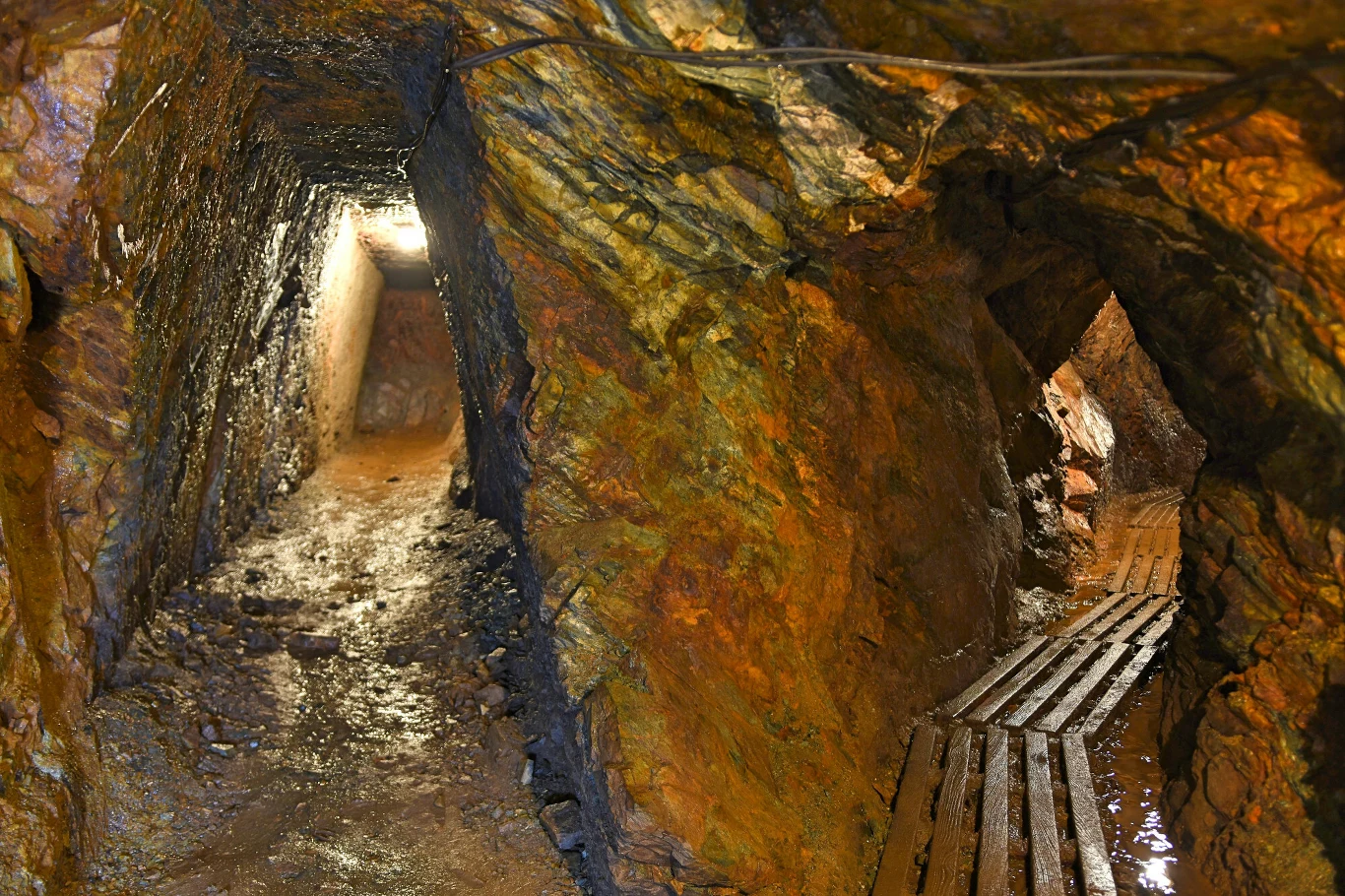 Dzieje tutejszej sztolni zaczynają się już w 1660 roku! Powstał wówczas pierwszy chodnik wydobywczy, a kolejne zostały wykute dopiero w XX wieku.