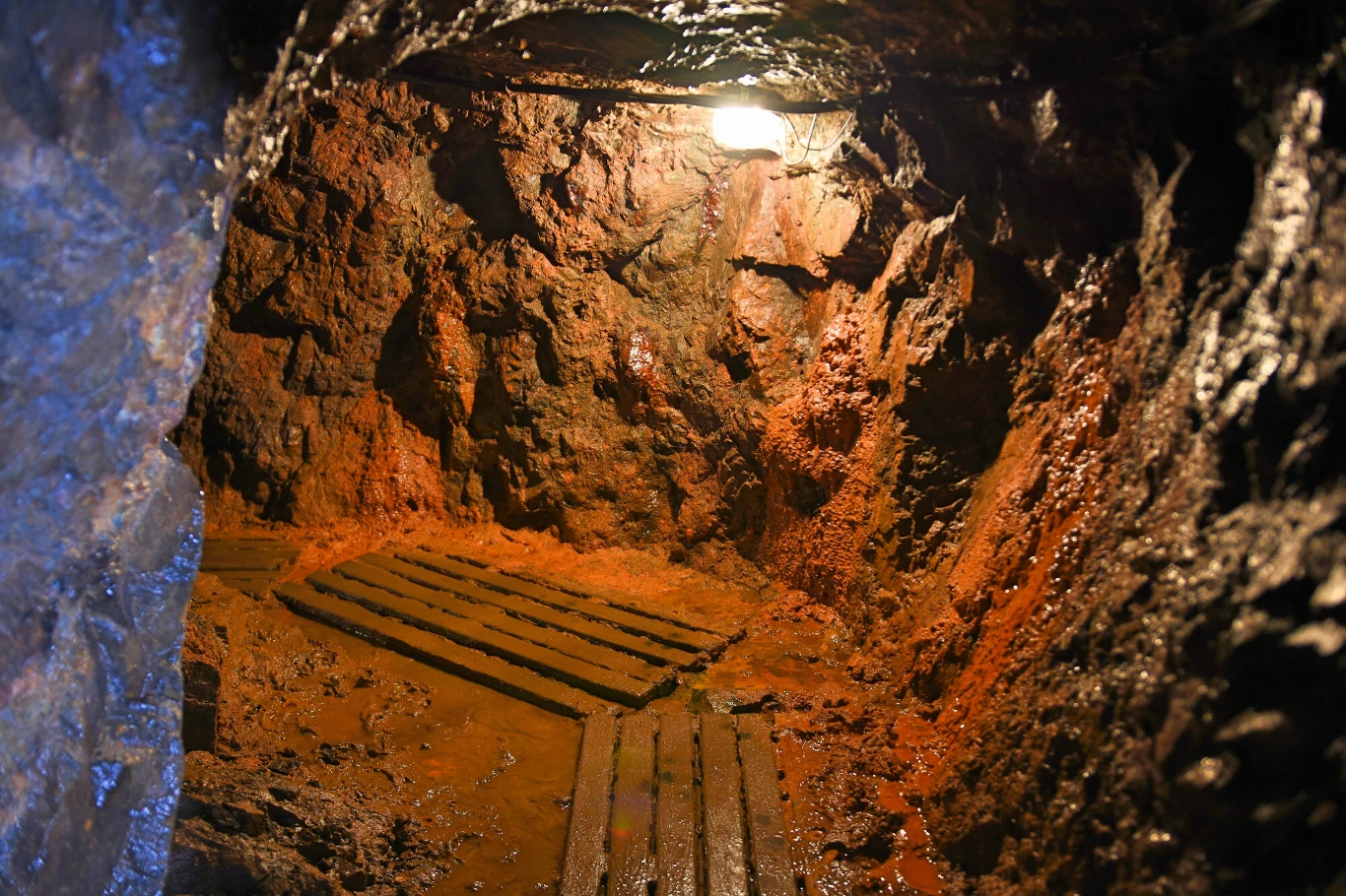 Złoto jednak także wydobywano z podziemnych złóż znajdujących się w obrębie litych skał takich jak diabazy, ryolity czy łupki dachówkowe. Przykładem takiego wydobycia jest Kopalnia Złota „Aurelia”, która powstała w środku góry św. Mikołaja.