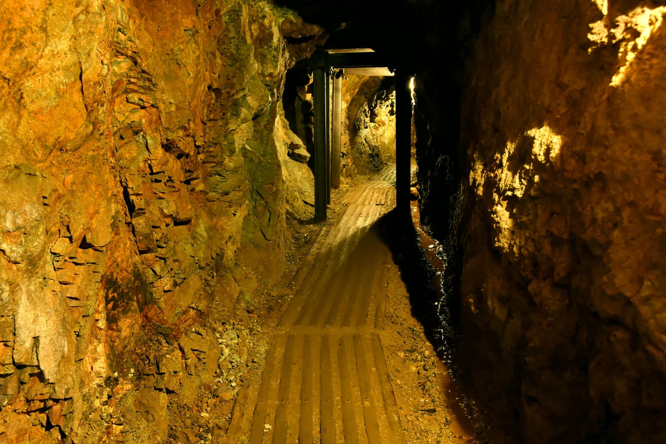 Okazuje się, że kopalnia w Złotoryi skrywa niejeden sekret. Z niewiadomych przyczyn część podziemnych korytarzy została zasypana. Przypuszcza się, że dokonali tego hitlerowcy jeszcze podczas II wojny światowej.