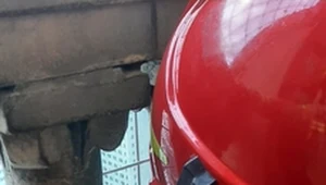 Dziecko zaklinowało głowę między barierkami