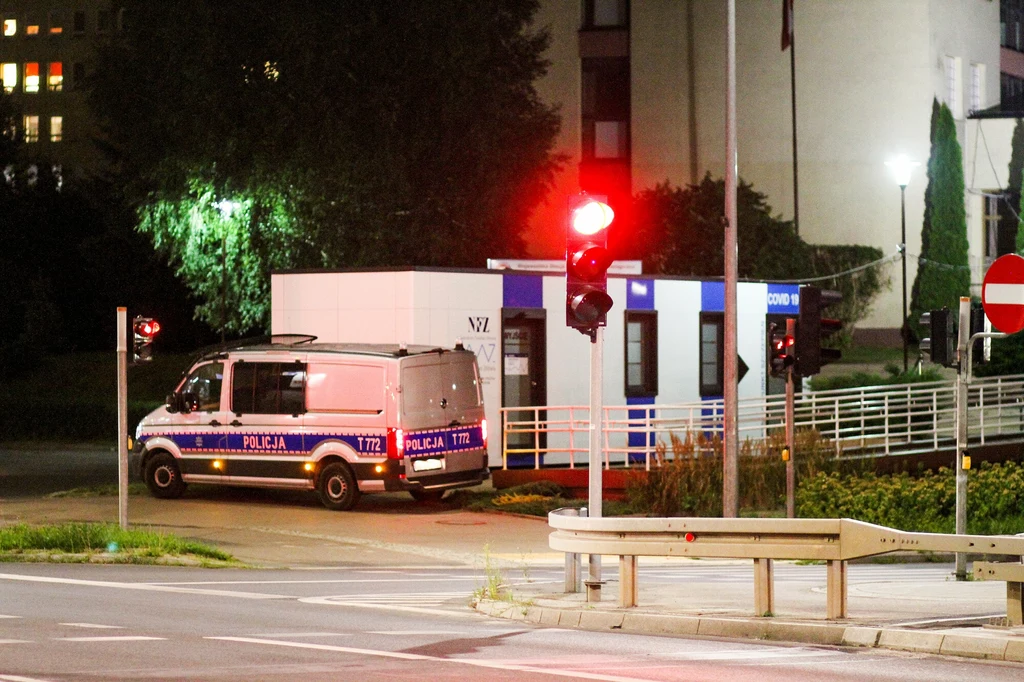 Minister zdrowia Adam Niedzielski próbę podpalenia punktu szczepień na COVID-19 w Zamościu określił "aktem terroru". Wcześniej do ataków na punkty szczepień doszło w Gdyni i Grodzisku Mazowieckim. Minister zdrowia Adam Niedzielski próbę podpalenia punktu szczepień na COVID-19 w Zamościu określił "aktem terroru". Wcześniej do ataków na punkty szczepień doszło w Gdyni i Grodzisku Mazowieckim.