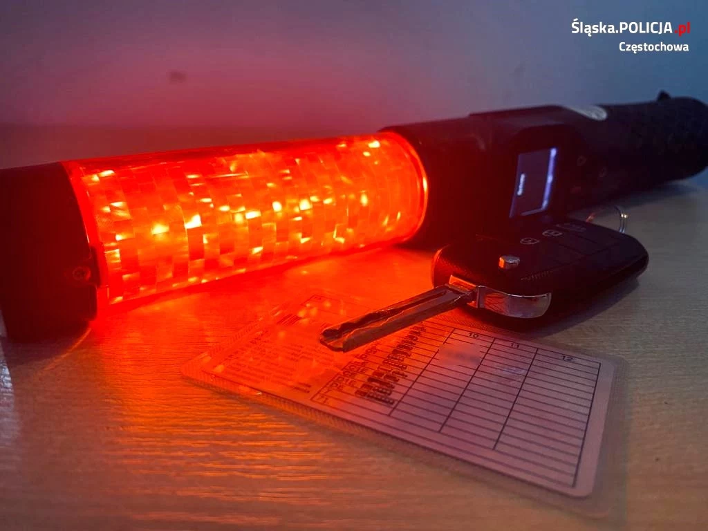 Policjanci z Częstochowy zatrzymali pijanego 23-letniego kierowcę, który zasnął w samochodzie Policjanci z Częstochowy zatrzymali pijanego 23-letniego kierowcę, który zasnął w samochodzie