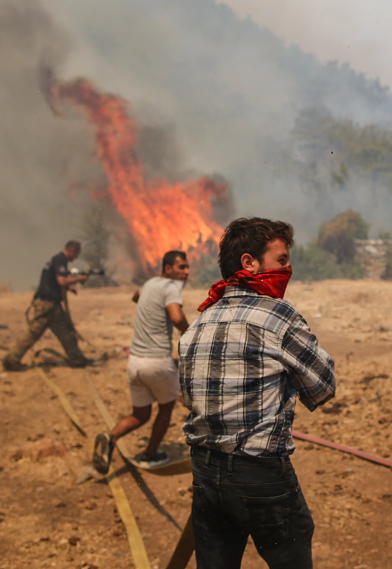 Burmistrz pobliskiego kurortu Bodrum, Ahmet Aras, określił, że sceny ucieczki przed pożarami przypominały "piekło". Ewakuowano także miasto Turunc. Burmistrz pobliskiego kurortu Bodrum, Ahmet Aras, określił, że sceny ucieczki przed pożarami przypominały "piekło". Ewakuowano także miasto Turunc.