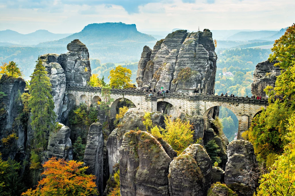 Formacja skalna Bastei to jedna z największych atrakcji turystycznych Parku Narodowego Saskiej Szwajcarii