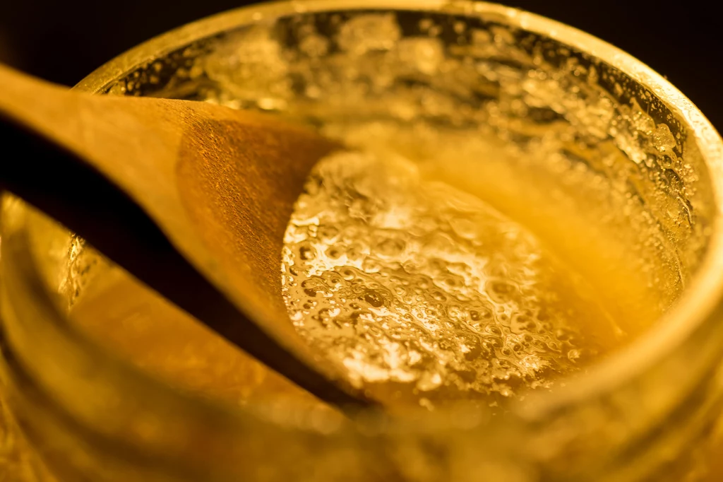 Płynny miód rzepakowy jest jasnożółty, ale szybko się krystalizuje