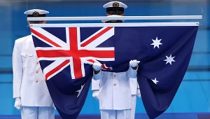 Australijska flaga wciągana na maszt w trakcie igrzysk w Tokio