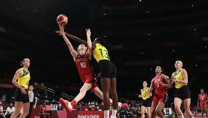 Breanna Stewart (z piłką)