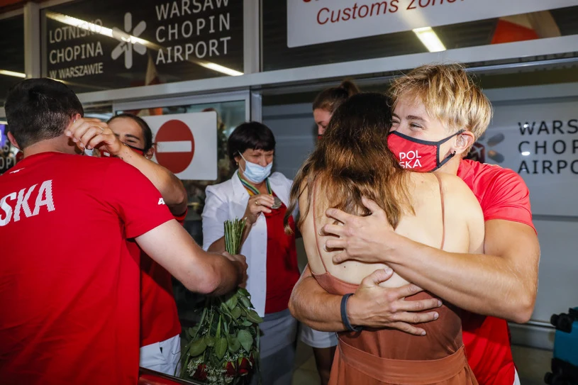 Katarzyna Zillmann z partnerką na lotnisku Katarzyna Zillmann z partnerką na lotnisku