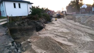 Zabrali im działkę pod drogę, a dom obudowali chodnikiem