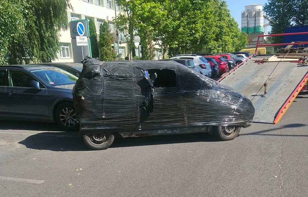 Straż miejska usunęła zapakowany w folię wrak. foto. Straż Miejska w Poznaniu