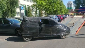 Straż miejska usunęła zapakowany w folię wrak. foto. Straż Miejska w Poznaniu