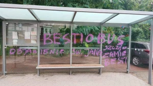 zdewastowana wiata przystankowa