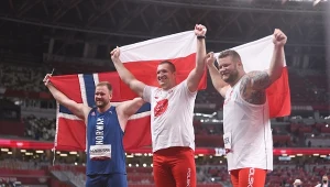 Najlepsi młociarze igrzysk w Tokio. W środku mistrz olimpijski Wojciech Nowicki, z prawej brązowy medalista Paweł Fajdek