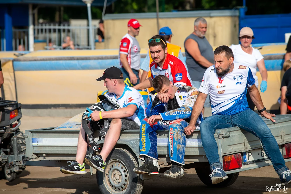 Mateusz Majcher po upadku. Po jego prawej Michał Widera Mateusz Majcher po upadku. Po jego prawej Michał Widera
