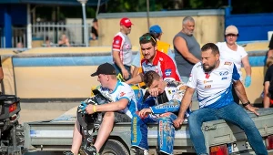 Mateusz Majcher po upadku. Po jego prawej Michał Widera