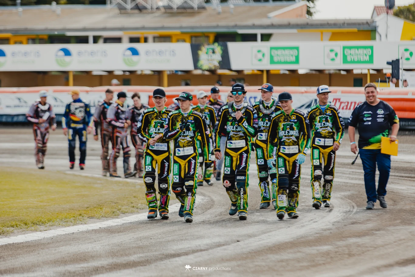 Zawodnicy z Rawicza wychodzący na prezentację toru Zawodnicy z Rawicza wychodzący na prezentację toru