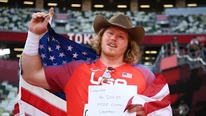 Ryan Crouser celebrował sukces z kartką z napisem: "Dziadku, zrobiliśmy to. Mistrz olimpijski 2020"