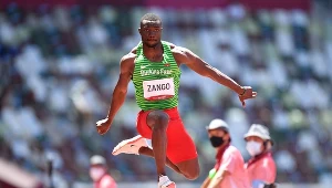 Hugues Fabrice Zango w trójskoku. Tokio 2020