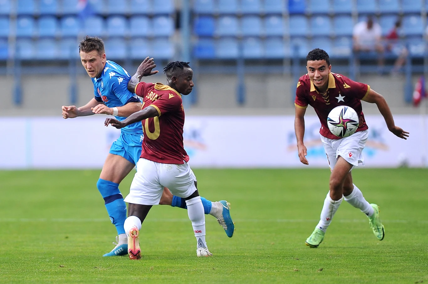 Yaw Yeboah (w środku, z lewej Piotr Zieliński) opuścił już Wisłę. Teraz robi to Aschraf El Mahdioui (z prawej) Yaw Yeboah (w środku, z lewej Piotr Zieliński) opuścił już Wisłę. Teraz robi to Aschraf El Mahdioui (z prawej)